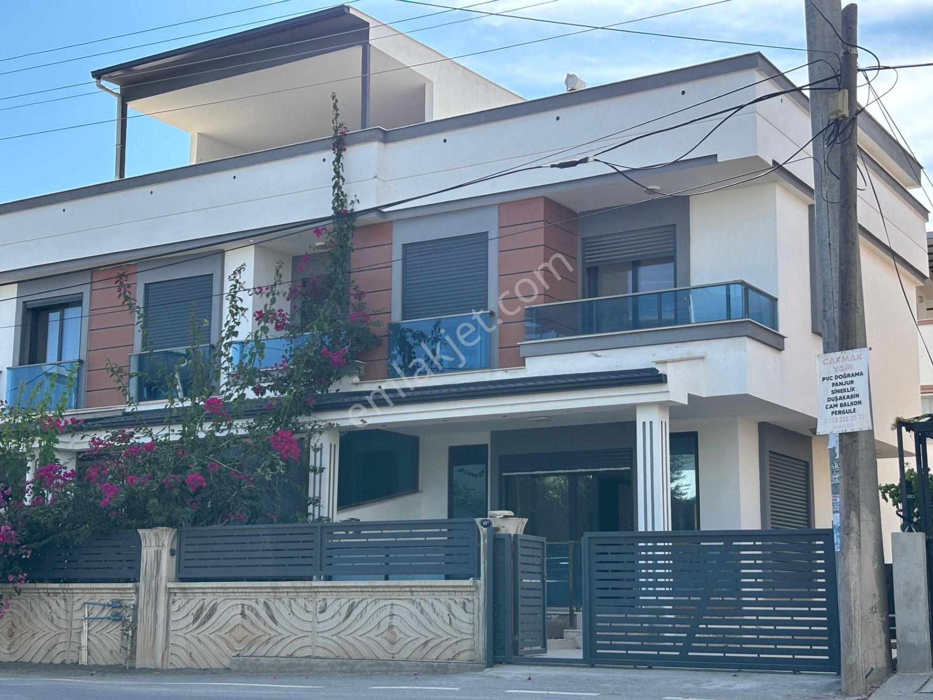 İzmir Seferihisar Doğanbey'de Plaja 500 M Otoparklı Bahçeli 3+1 Satılık Villa