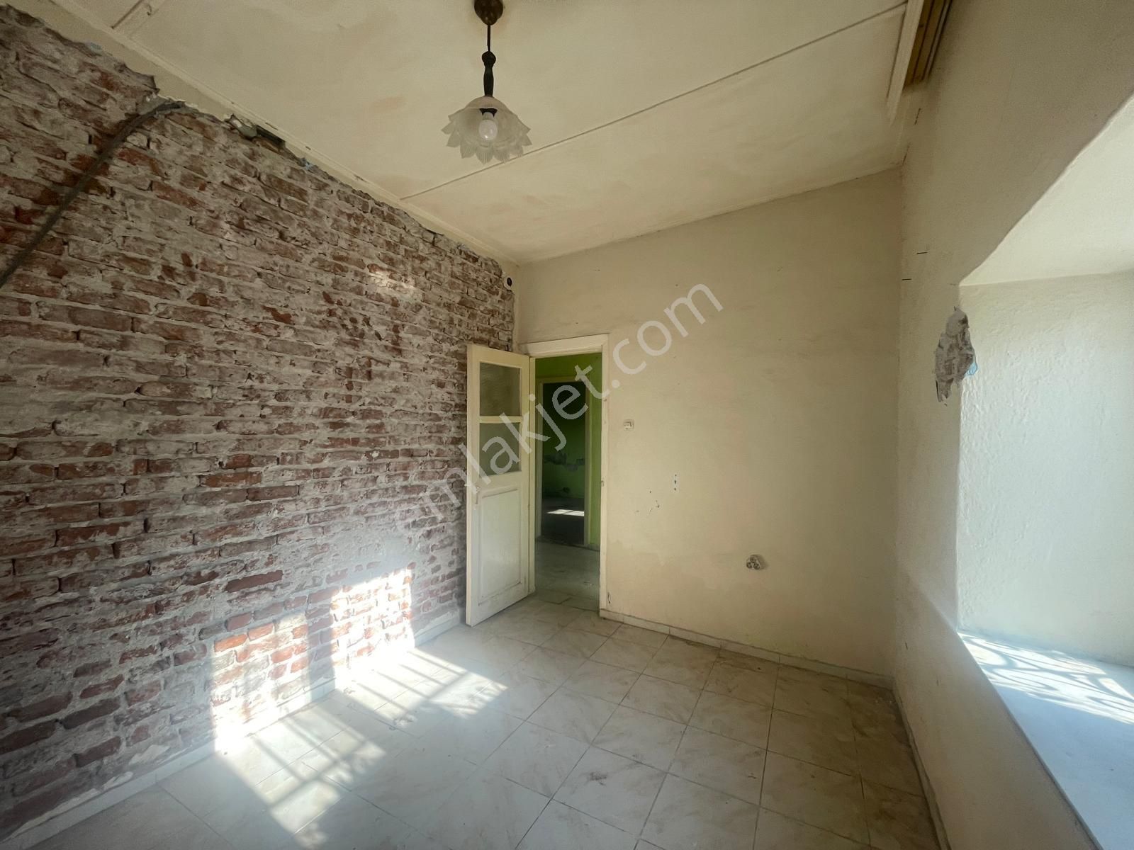 Ayvalık Merkez'de Geniş Bahçeli 2 Kata Musadeli Tek Katlı 2+1 Kagir Evi - Görsel 9