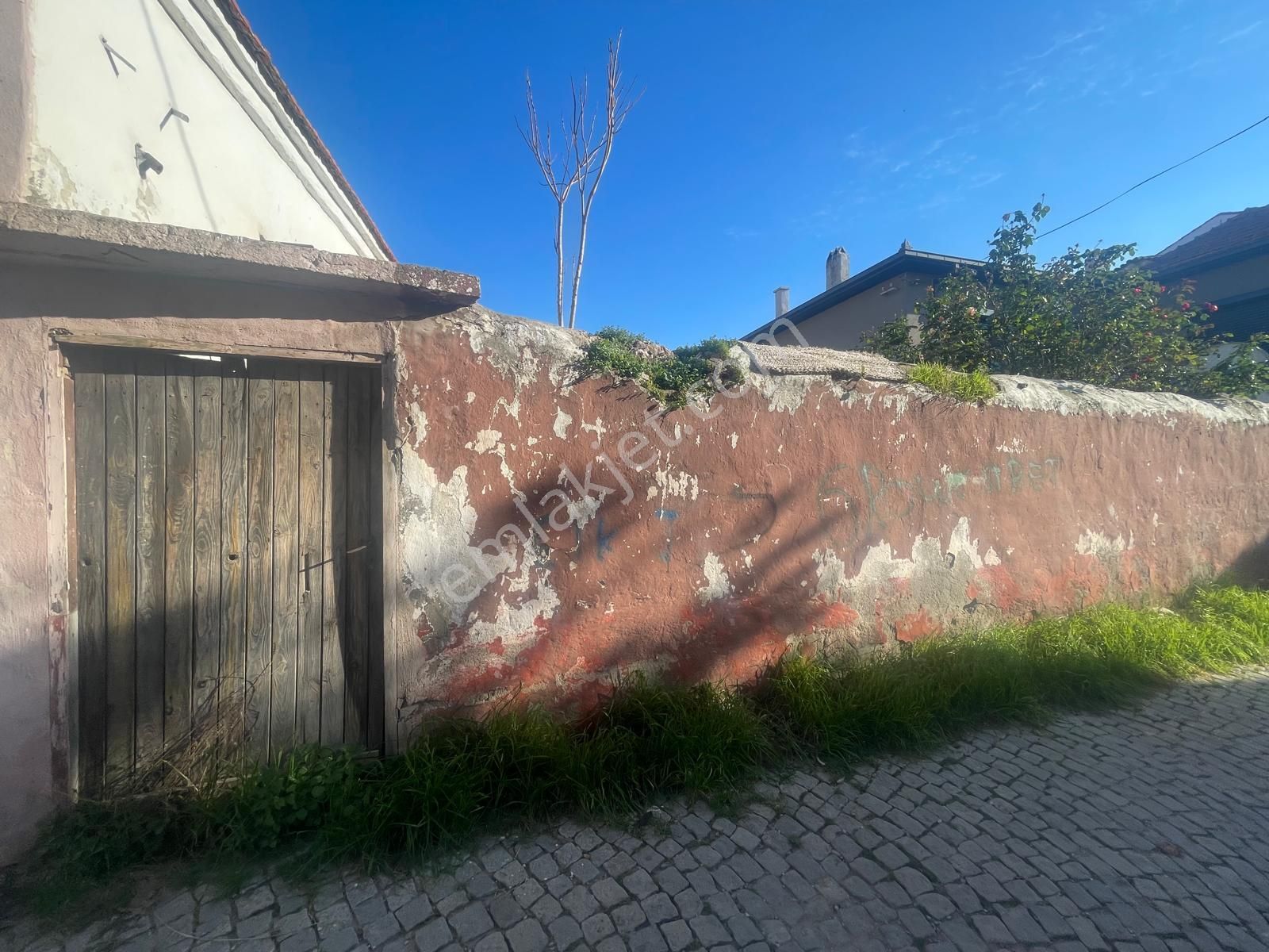 Ayvalık Merkez'de Geniş Bahçeli 2 Kata Musadeli Tek Katlı 2+1 Kagir Evi - Görsel 3