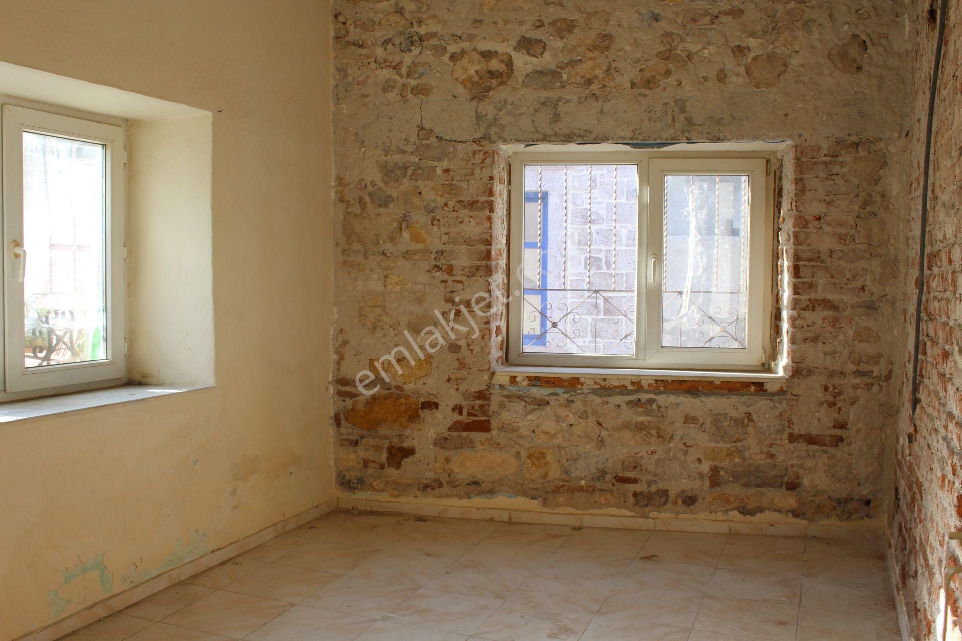 Ayvalık Merkez'de Geniş Bahçeli 2 Kata Musadeli Tek Katlı 2+1 Kagir Evi - Görsel 12