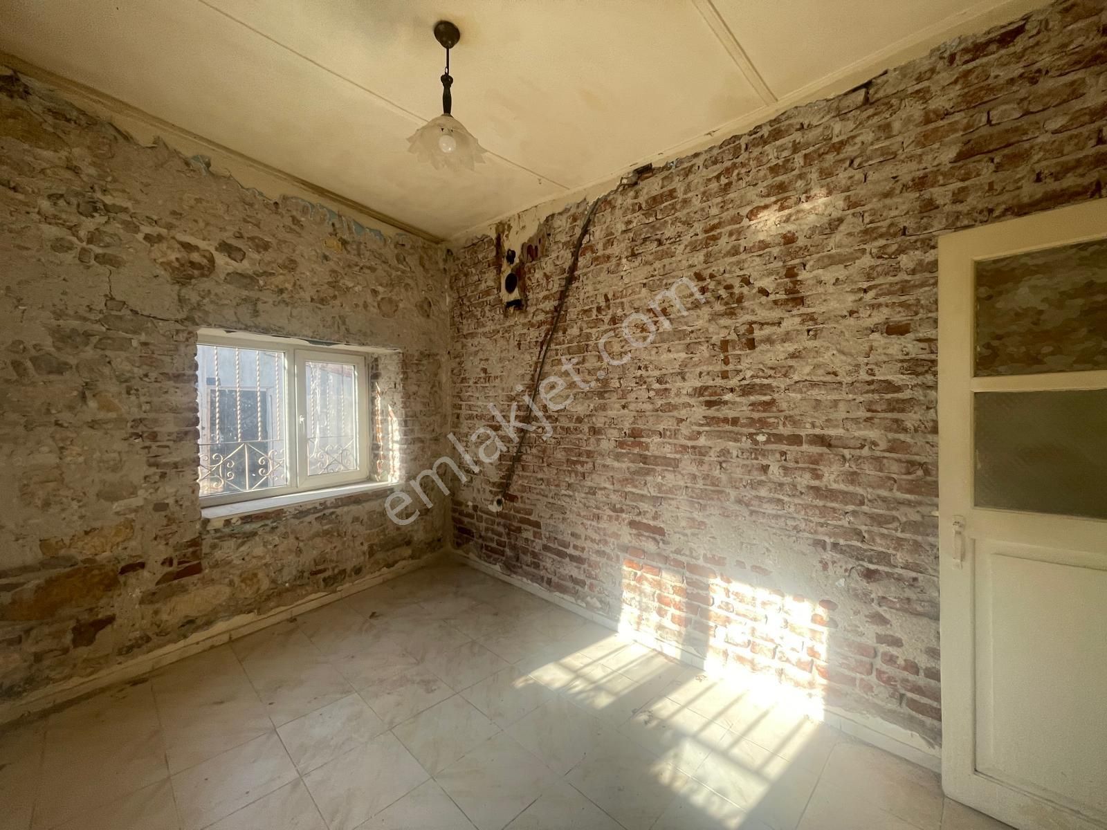 Ayvalık Merkez'de Geniş Bahçeli 2 Kata Musadeli Tek Katlı 2+1 Kagir Evi - Görsel 10