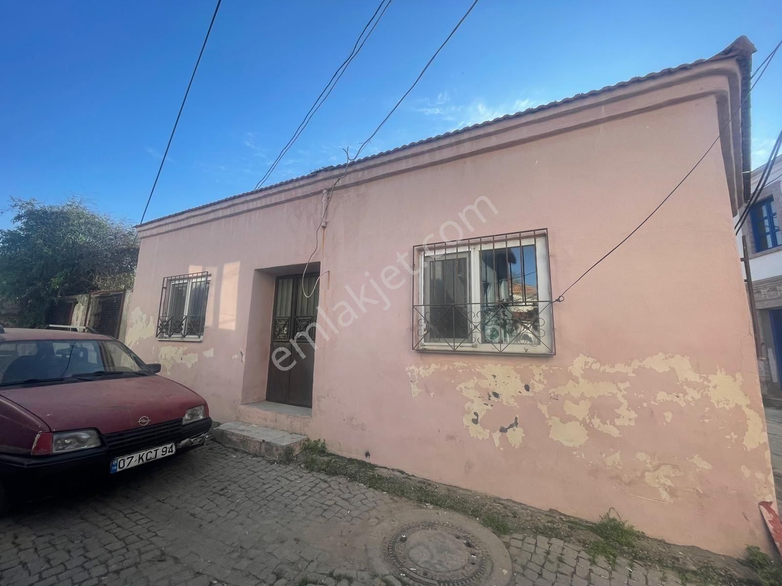 Ayvalık Merkez'de Geniş Bahçeli 2 Kata Musadeli Tek Katlı 2+1 Kagir Evi