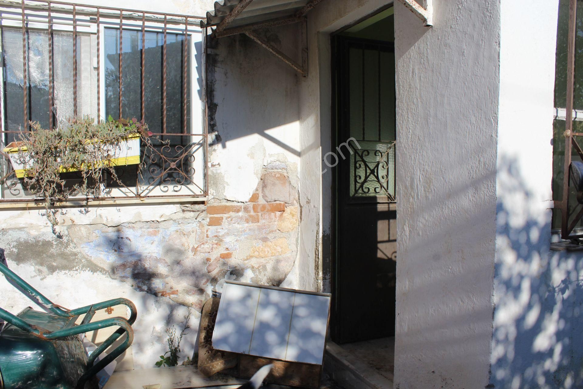 Ayvalık Merkez'de Geniş Bahçeli 2 Kata Musadeli Tek Katlı 2+1 Kagir Evi - Görsel 30