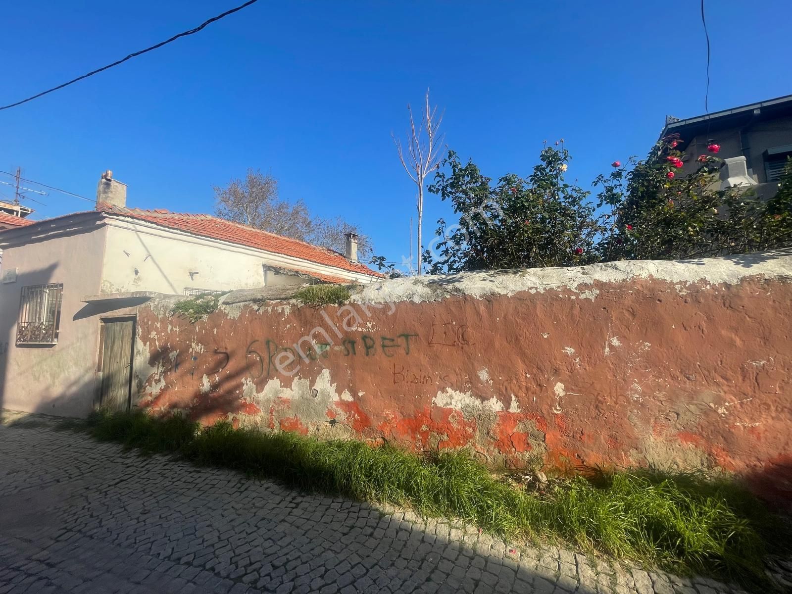 Ayvalık Merkez'de Geniş Bahçeli 2 Kata Musadeli Tek Katlı 2+1 Kagir Evi - Görsel 4