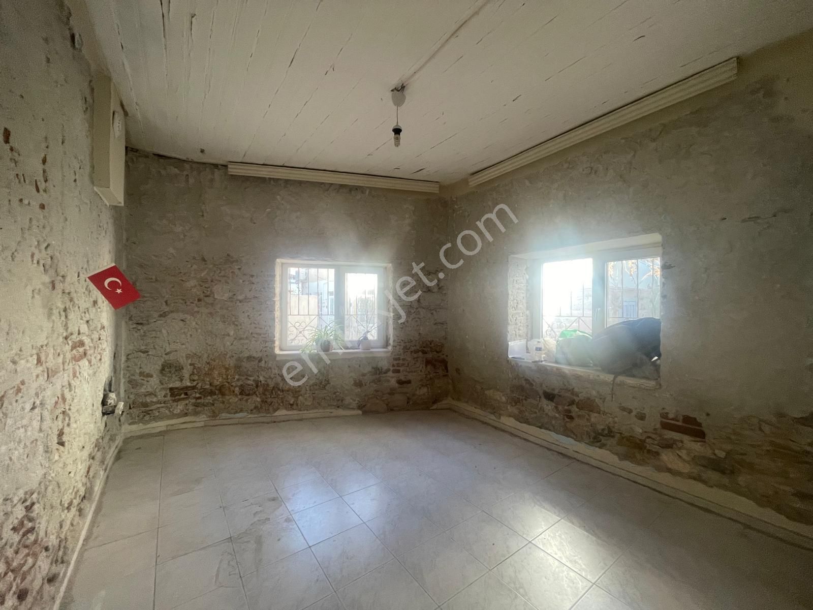 Ayvalık Merkez'de Geniş Bahçeli 2 Kata Musadeli Tek Katlı 2+1 Kagir Evi - Görsel 15