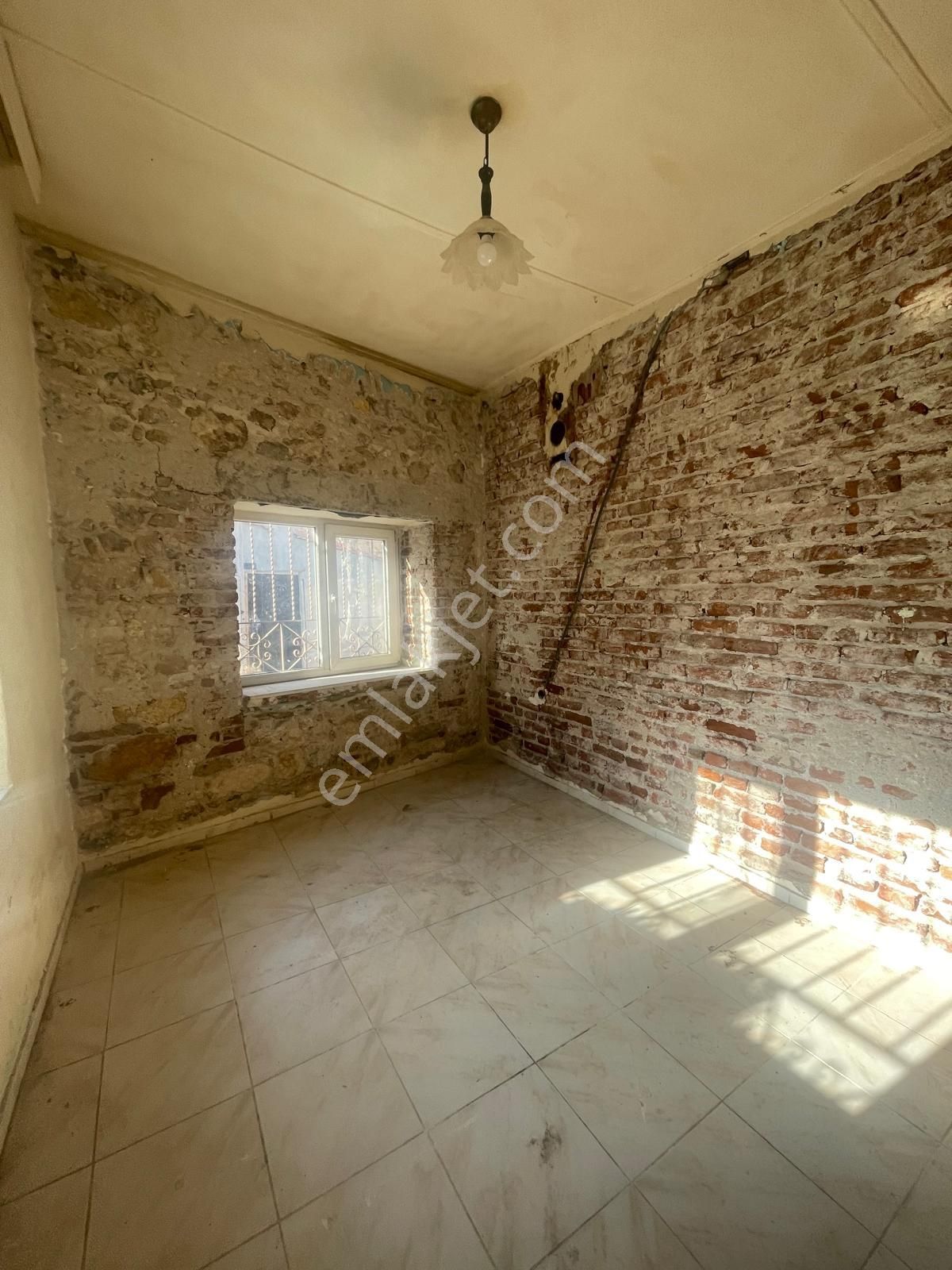 Ayvalık Merkez'de Geniş Bahçeli 2 Kata Musadeli Tek Katlı 2+1 Kagir Evi - Görsel 14