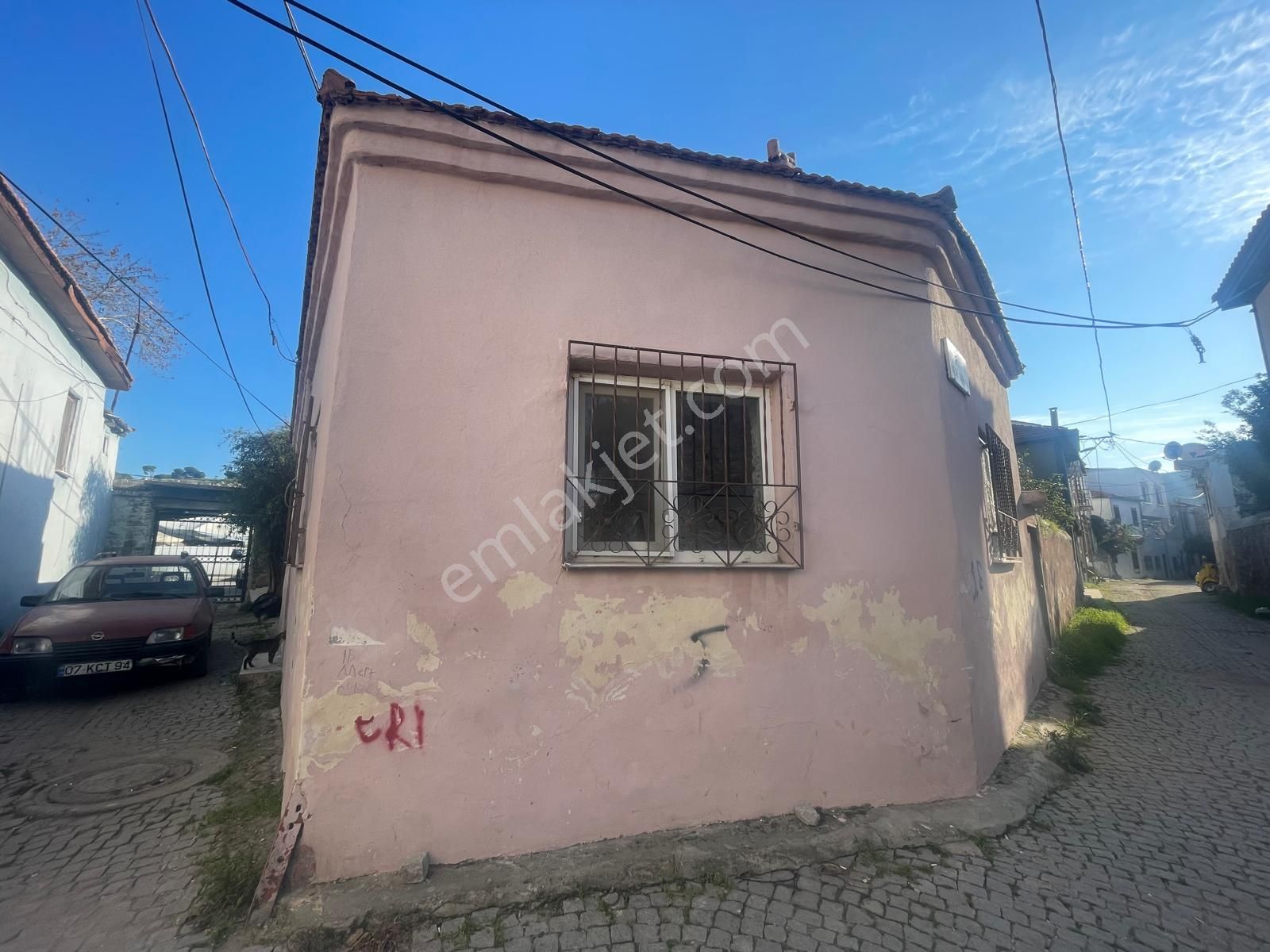 Ayvalık Merkez'de Geniş Bahçeli 2 Kata Musadeli Tek Katlı 2+1 Kagir Evi - Görsel 5