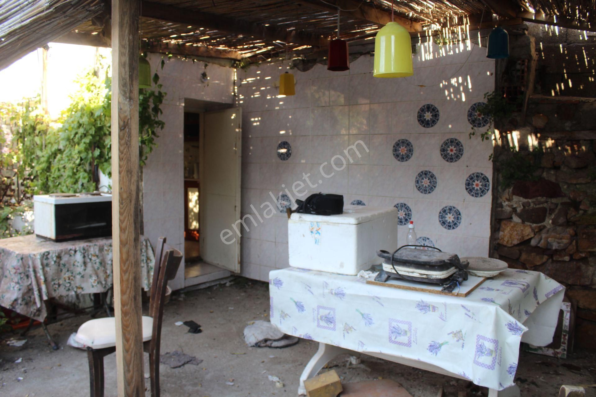 Ayvalık Merkez'de Geniş Bahçeli 2 Kata Musadeli Tek Katlı 2+1 Kagir Evi - Görsel 27