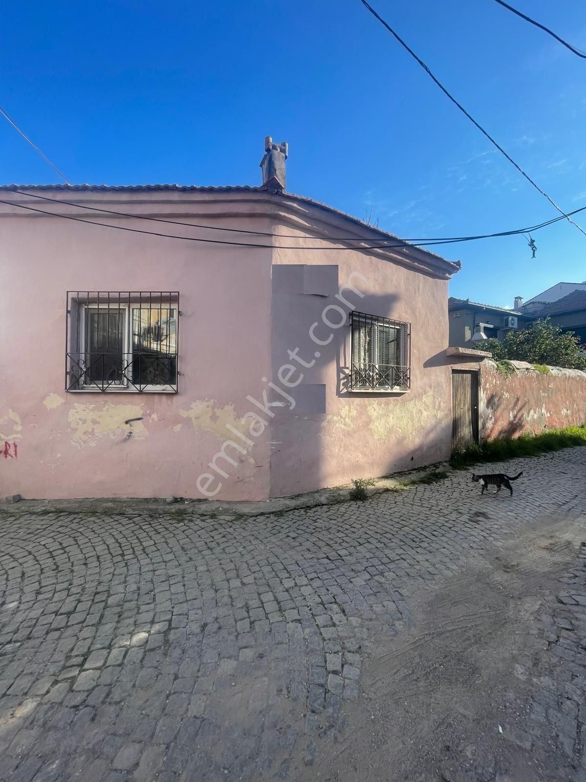 Ayvalık Merkez'de Geniş Bahçeli 2 Kata Musadeli Tek Katlı 2+1 Kagir Evi - Görsel 2