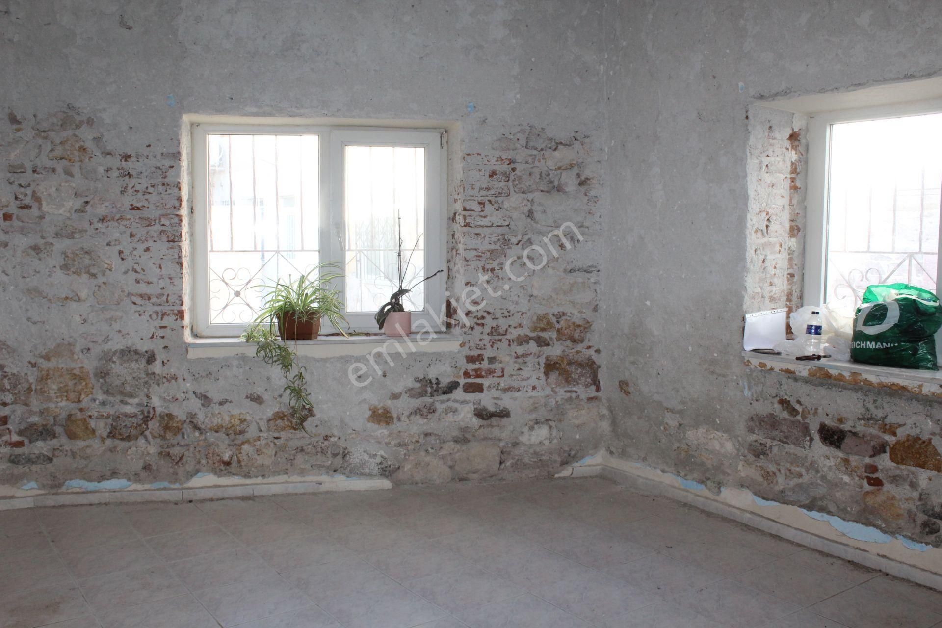 Ayvalık Merkez'de Geniş Bahçeli 2 Kata Musadeli Tek Katlı 2+1 Kagir Evi - Görsel 16