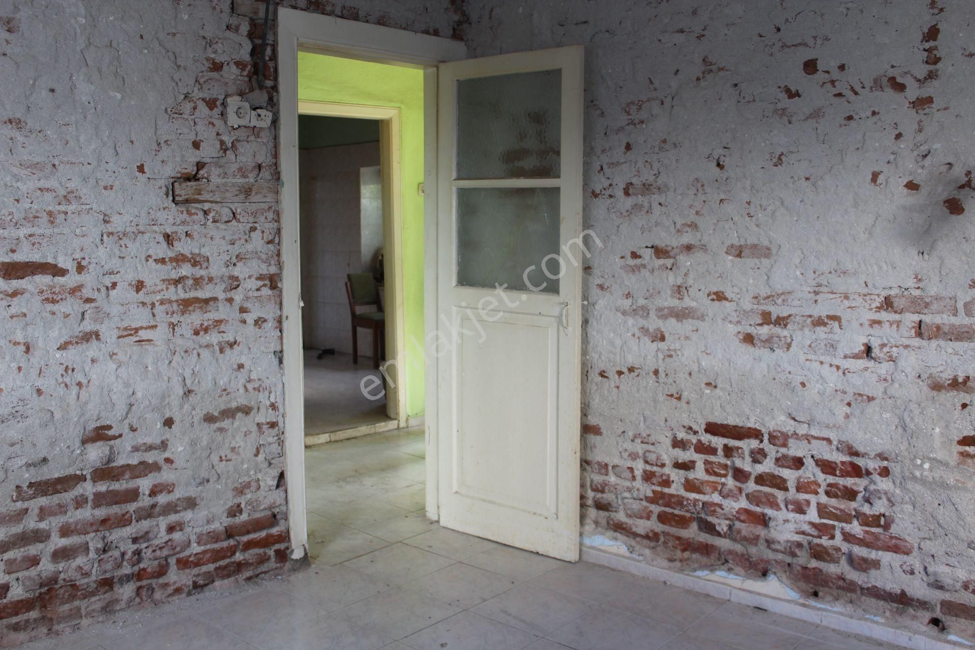 Ayvalık Merkez'de Geniş Bahçeli 2 Kata Musadeli Tek Katlı 2+1 Kagir Evi - Görsel 13