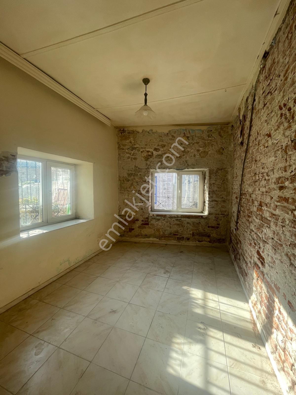 Ayvalık Merkez'de Geniş Bahçeli 2 Kata Musadeli Tek Katlı 2+1 Kagir Evi - Görsel 11