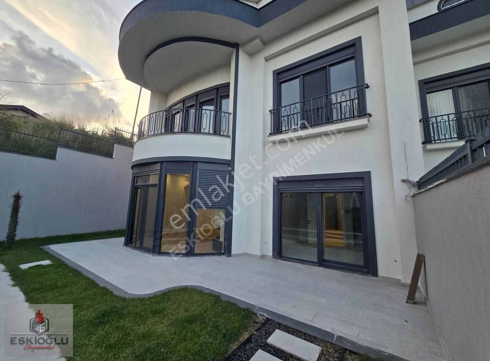 Zekeriyaköy Merkez'de Müstakil Havuzlu Özel Yapım Villa - Görsel 21