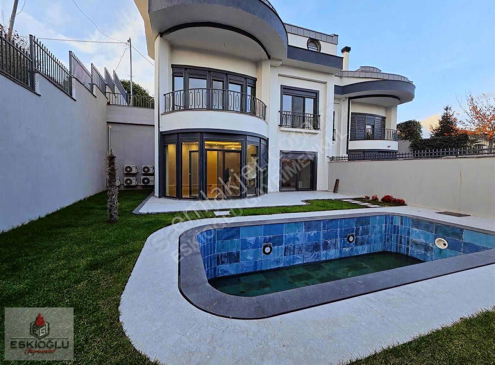Zekeriyaköy Merkez'de Müstakil Havuzlu Özel Yapım Villa