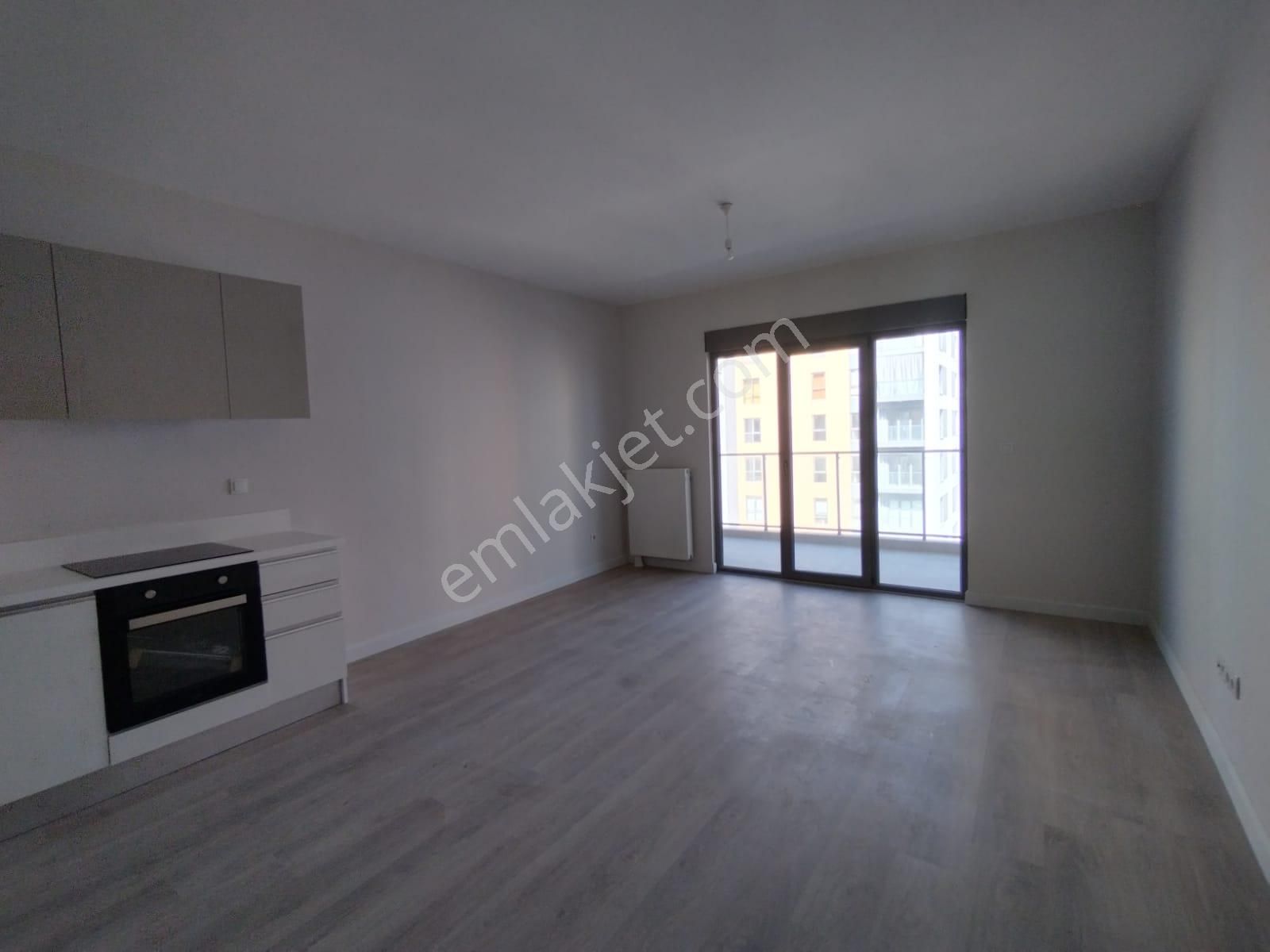 Sur Yapı'da 1+1 Geniş Balkonlu Manzaralı Ara Kat Daire