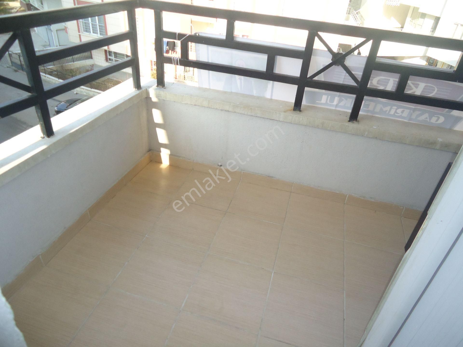 Krc'den Merkezi Konumda Asansörlü Satılık 3+1 Daire - Görsel 8