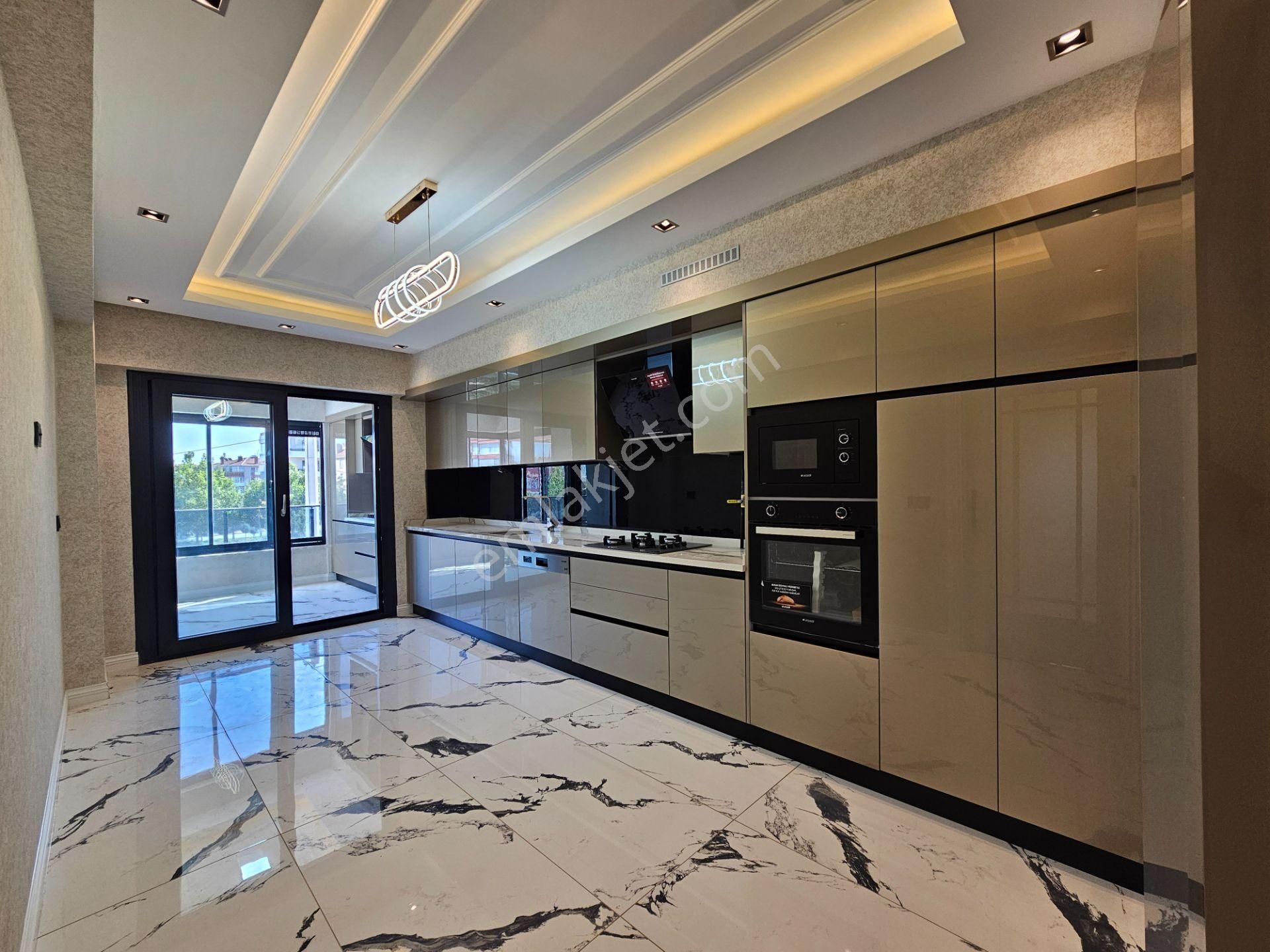 İşyapar Gayrimenkulden Selehattin Eyyübi Mah. Site İçi 4+1 Daire