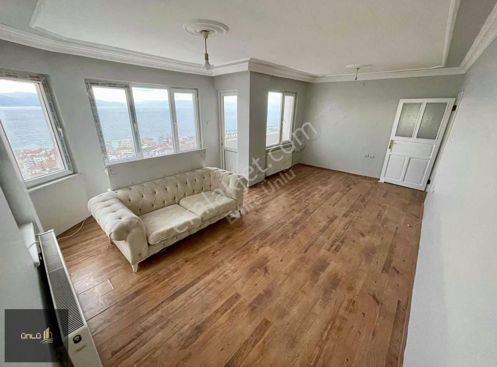 Emre Ünlü'den Havuz Ve Otoparklı Site'de Deniz Manzaralı 3+1 - Görsel 2