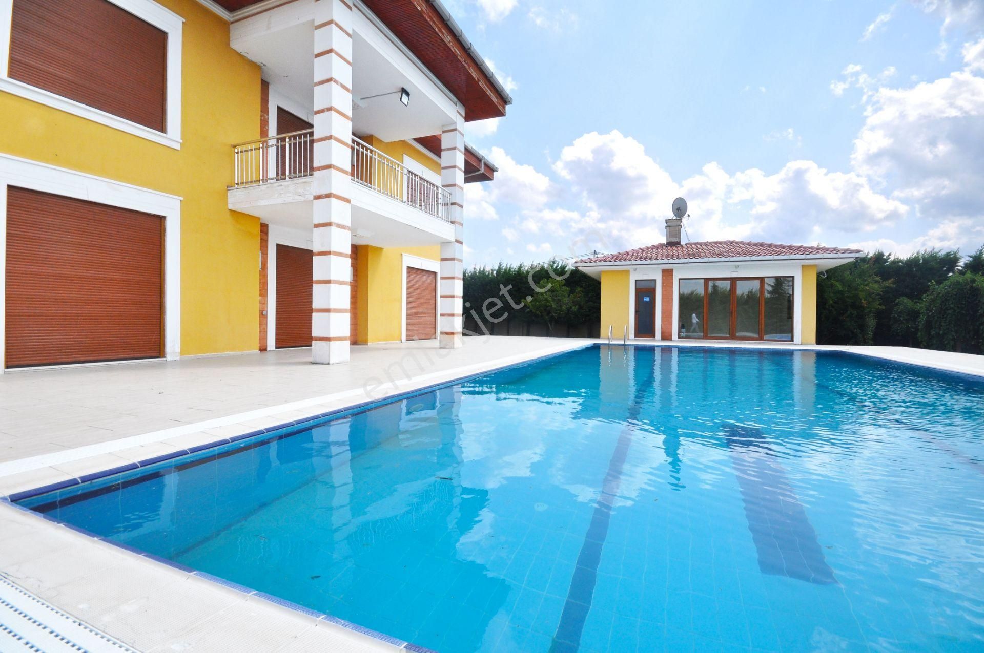 Silivri Selimpaşa'da 12.000m2 Arazi Üzerinde Satılık Lüks Villa