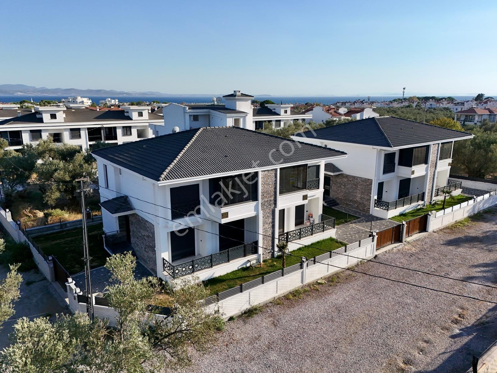 Akçay Aras Emlaktan Güre Çamlıbelde Denize 500 M. 4+1 Villa