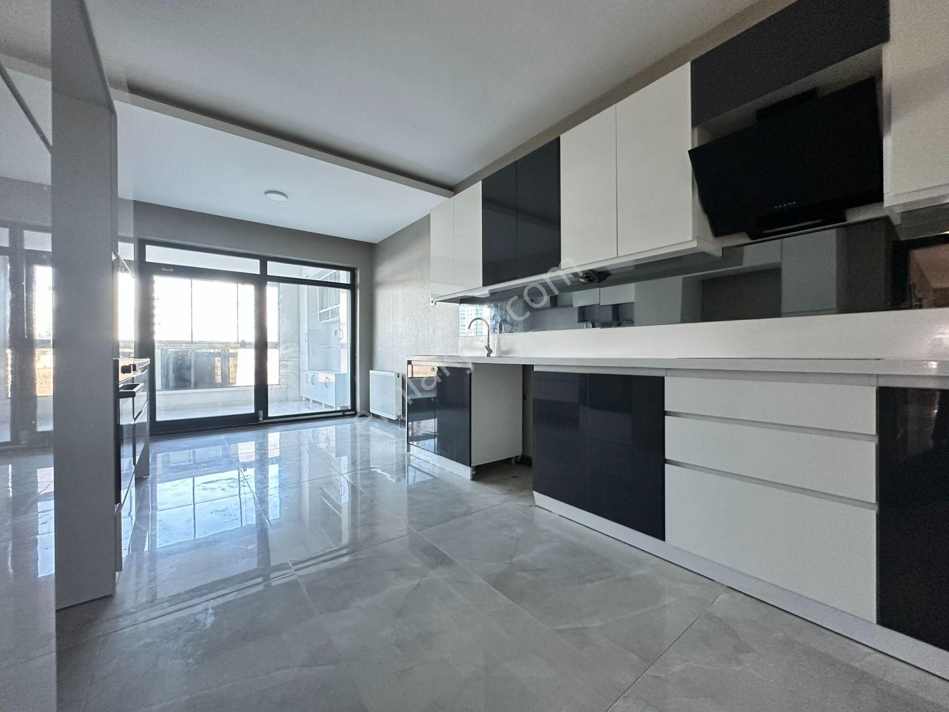 Pursaklar Saray Mehmet Zengin Emlak'tan Kapalı Otoparklı 1.kat 3+1 Ultr Lüks Sitede Daire