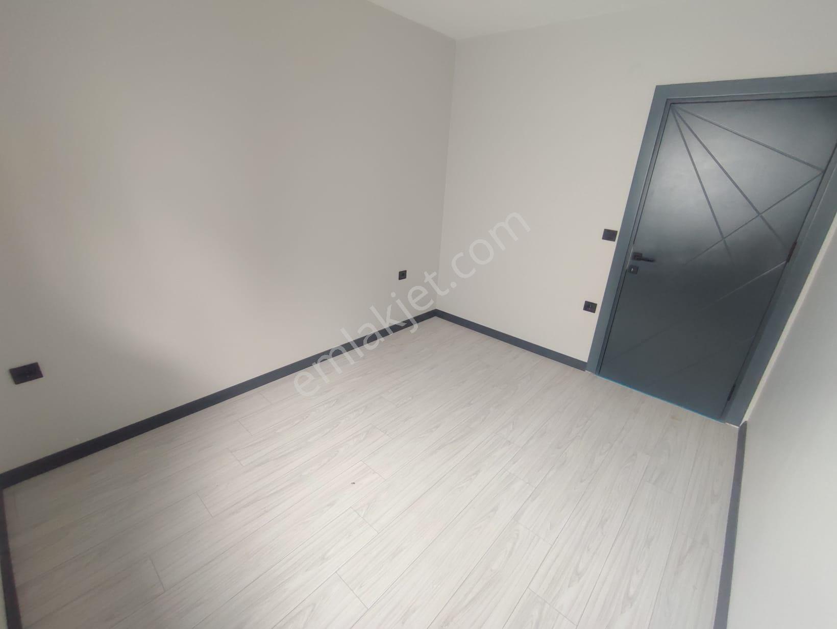 Cumhuriyet Mahallesinde Asansörlü, Kapalı Otoparklı Caddeye Yakın 2+1 Sıfır Daire - Görsel 4