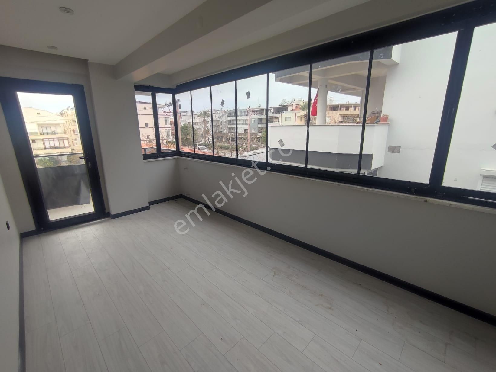 Cumhuriyet Mahallesinde Asansörlü, Kapalı Otoparklı Caddeye Yakın 2+1 Sıfır Daire - Görsel 5