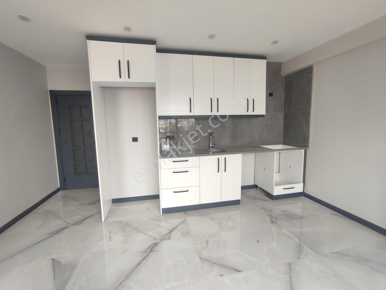 Cumhuriyet Mahallesinde Asansörlü, Kapalı Otoparklı Caddeye Yakın 2+1 Sıfır Daire