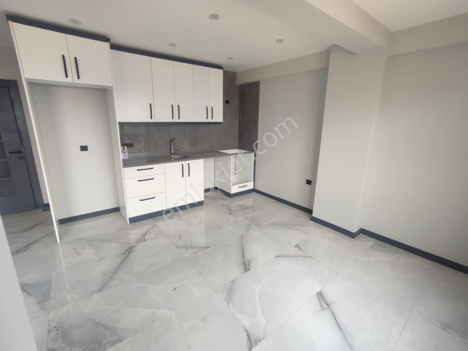 Cumhuriyet Mahallesinde Asansörlü, Kapalı Otoparklı Caddeye Yakın 2+1 Sıfır Daire - Görsel 8