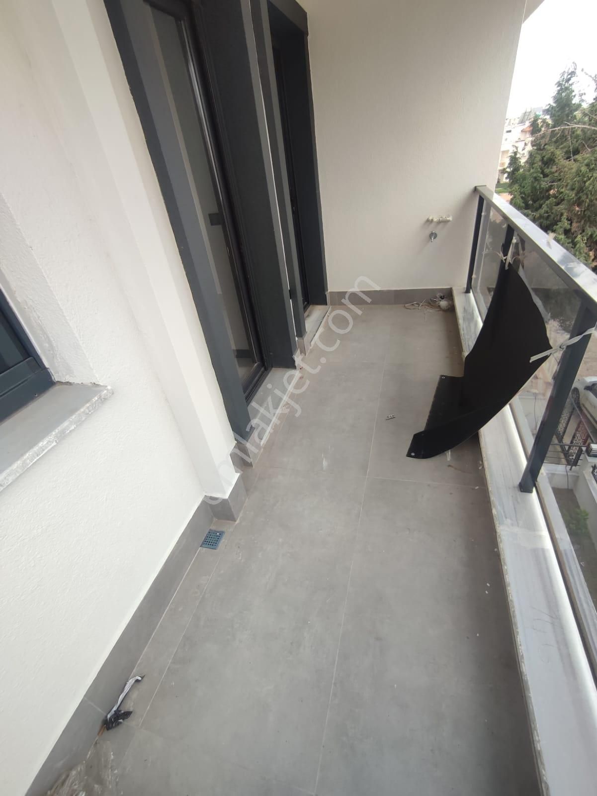 Cumhuriyet Mahallesinde Asansörlü, Kapalı Otoparklı Caddeye Yakın 2+1 Sıfır Daire - Görsel 3