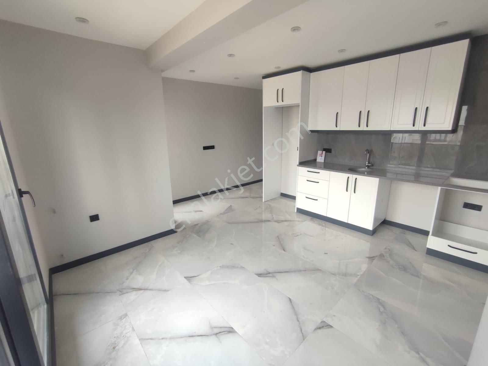 Cumhuriyet Mahallesinde Asansörlü, Kapalı Otoparklı Caddeye Yakın 2+1 Sıfır Daire - Görsel 6