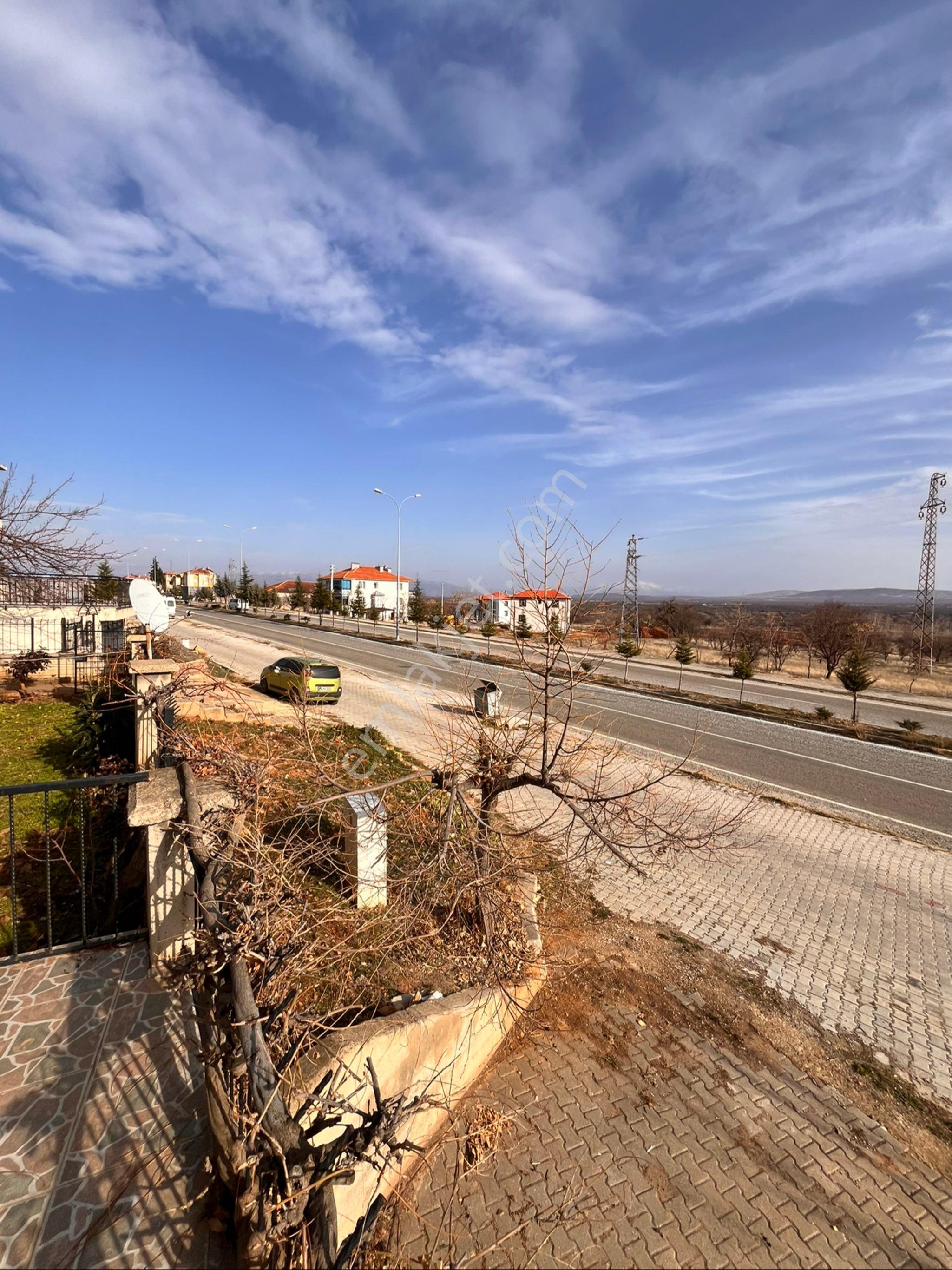 Karahallıda Asfalta Cepheli 3 Katlı Full Yapılı Güneş Alan Müstakil Ev - Görsel 24