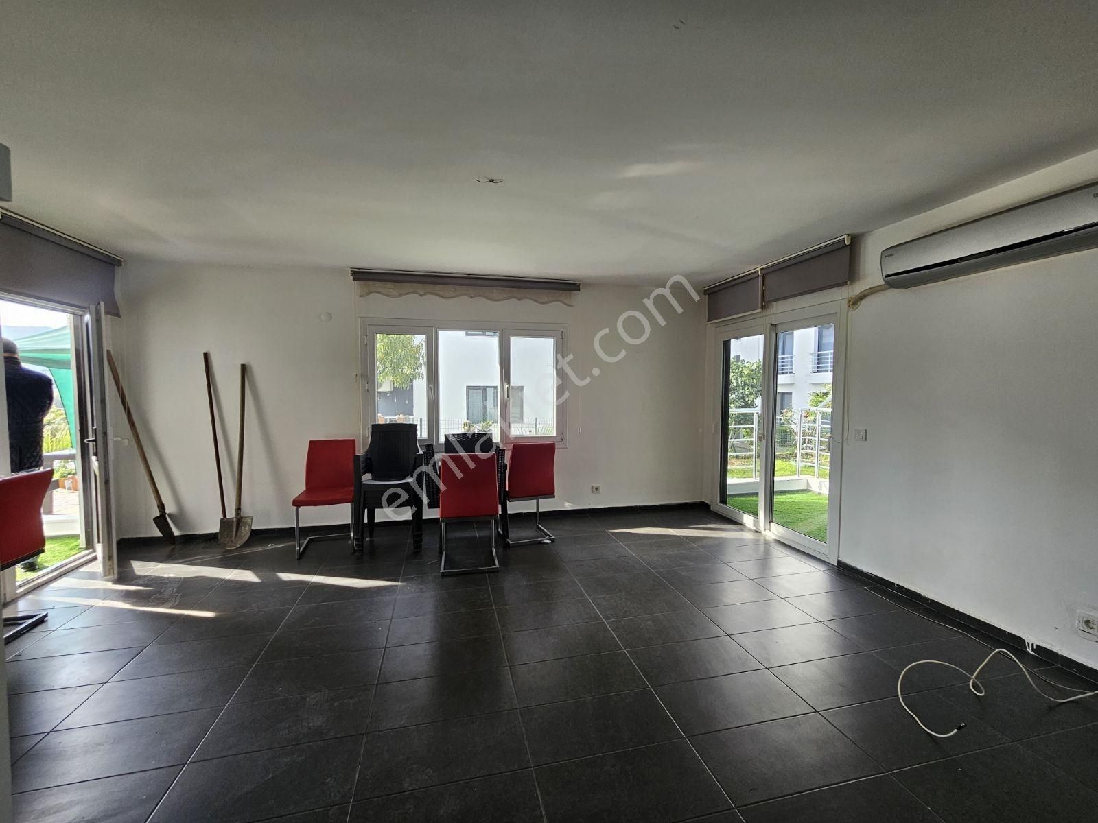 Kuşadasında Havuzlu Sitede Güvenlikli Boş Daire Bahçeli 2+1 - Görsel 28