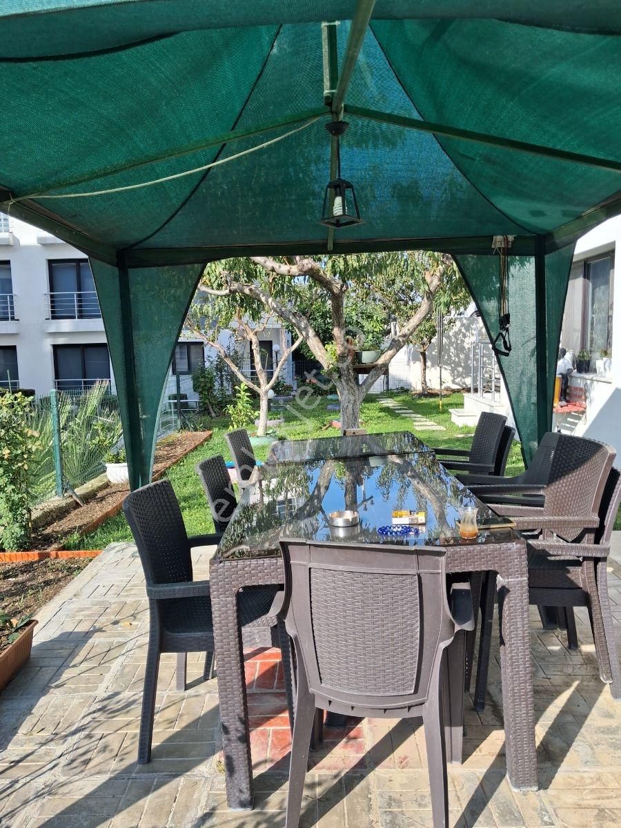 Kuşadasında Havuzlu Sitede Güvenlikli Boş Daire Bahçeli 2+1 - Görsel 13