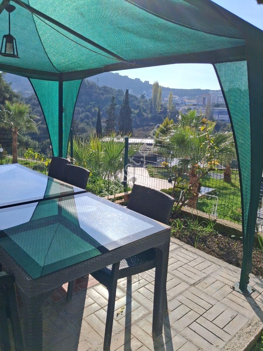 Kuşadasında Havuzlu Sitede Güvenlikli Boş Daire Bahçeli 2+1