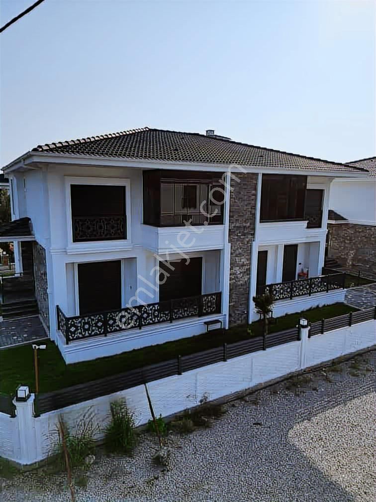 Eu Gayrimenkulden Girişinde Oda Denize Yakın 4+1 Villa