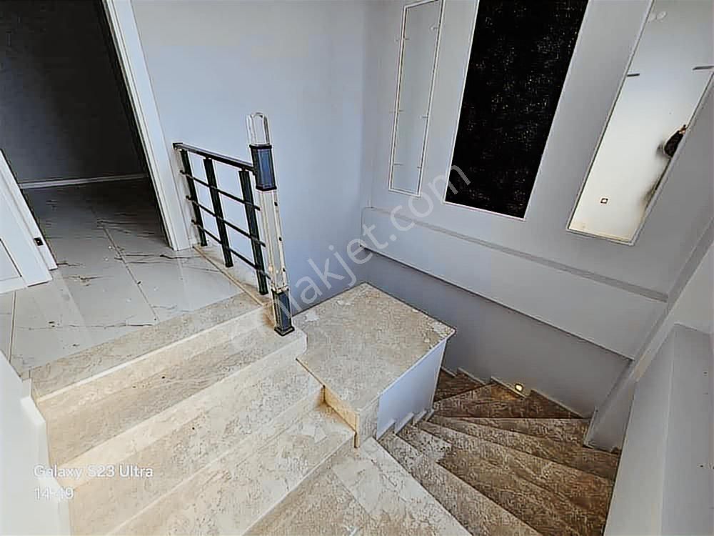 Eu Gayrimenkulden Girişinde Oda Denize Yakın 4+1 Villa - Görsel 9