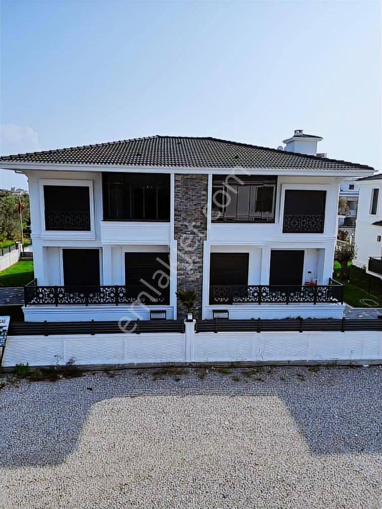 Eu Gayrimenkulden Girişinde Oda Denize Yakın 4+1 Villa - Görsel 33