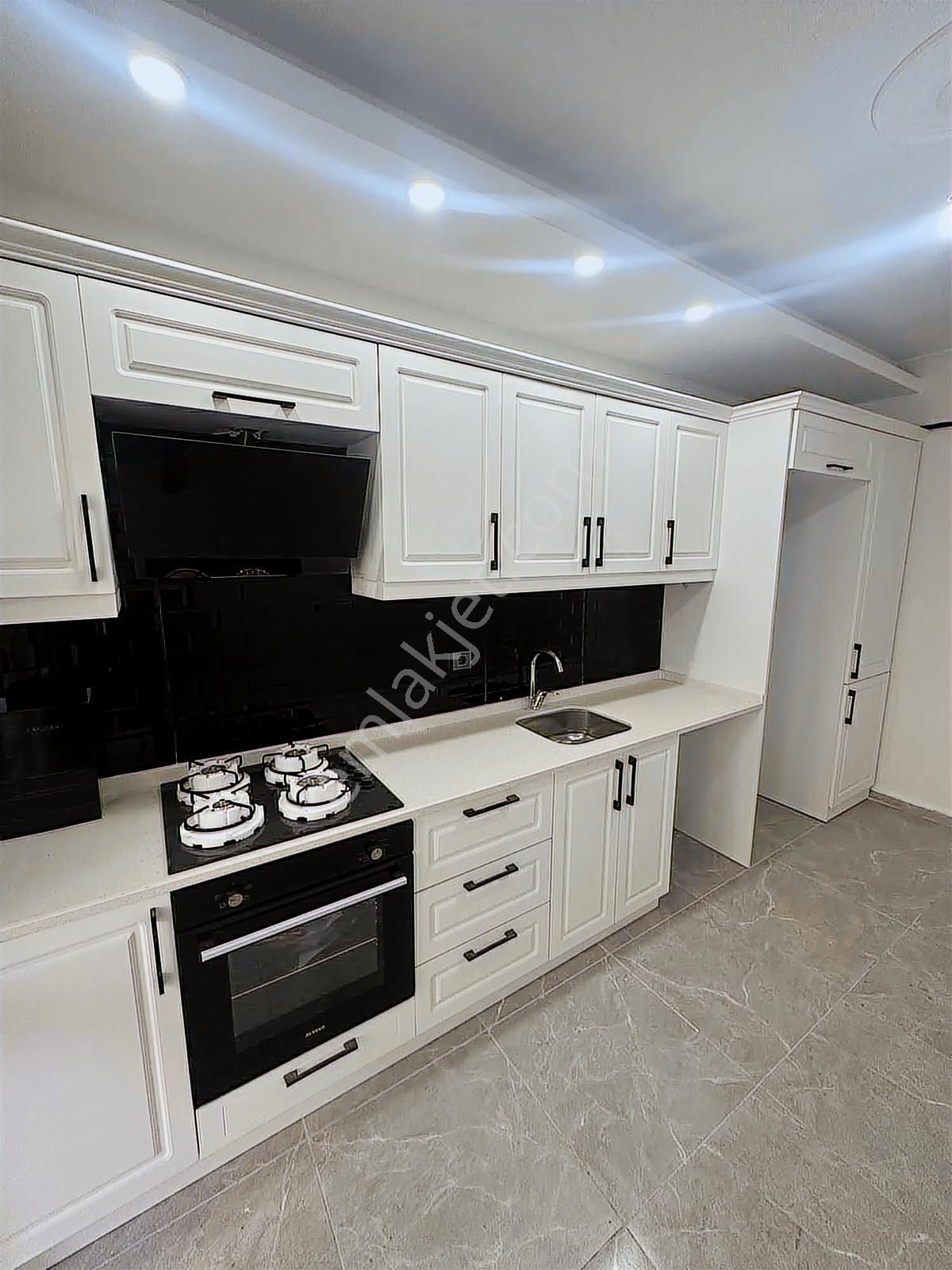 Akkaya İnşaattan Çarşı Merkezinde Sıfır K. Otoparklı Kiralık 2+1