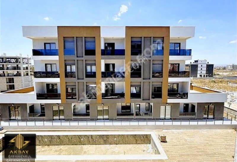 40'lık Yolda İskanlı Oturumlu Kapalı Otoparklı Havuzlu Geniş 1+1