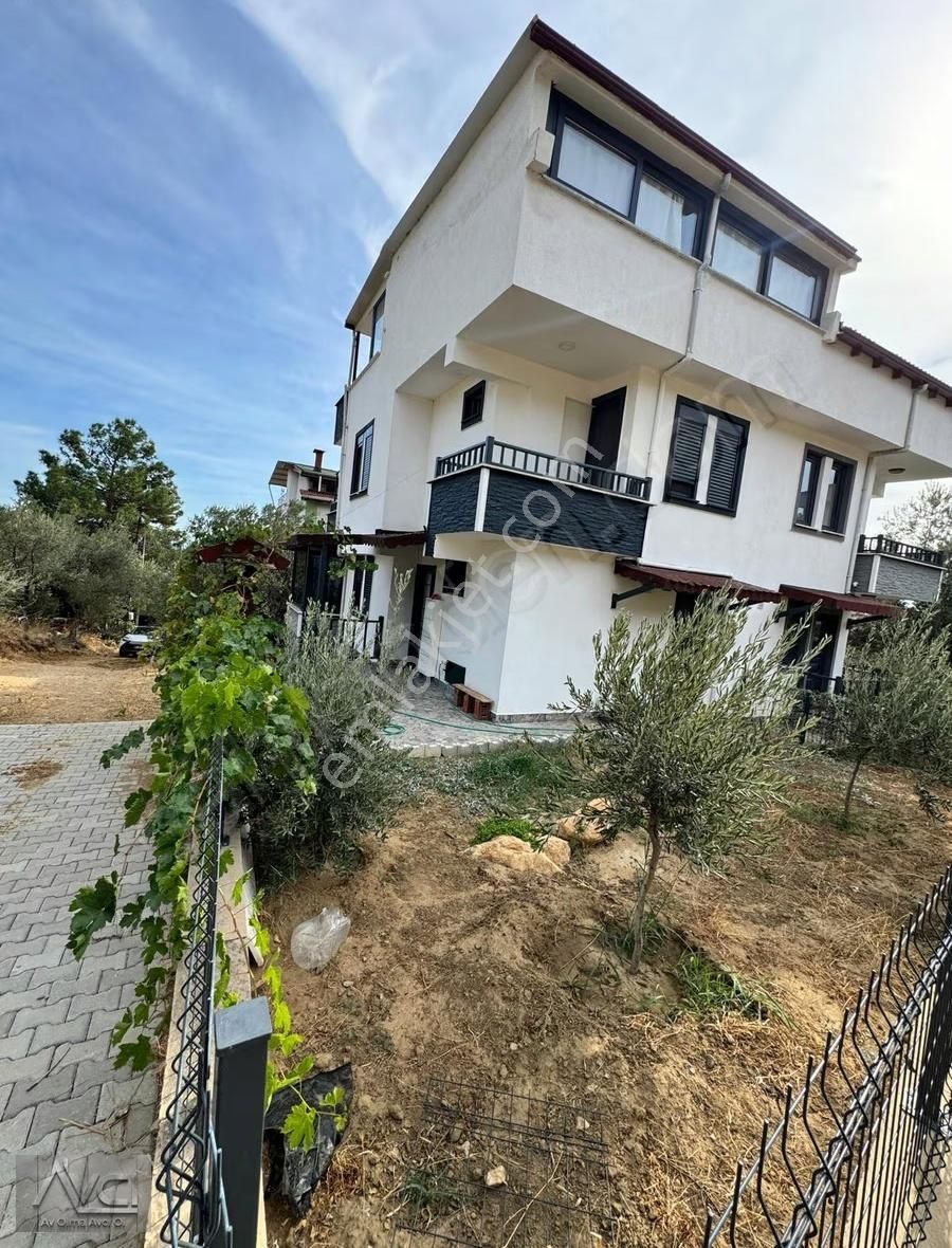Avcı'dan Altınoluk'ta Deniz Manzaralı Fırsat Villa