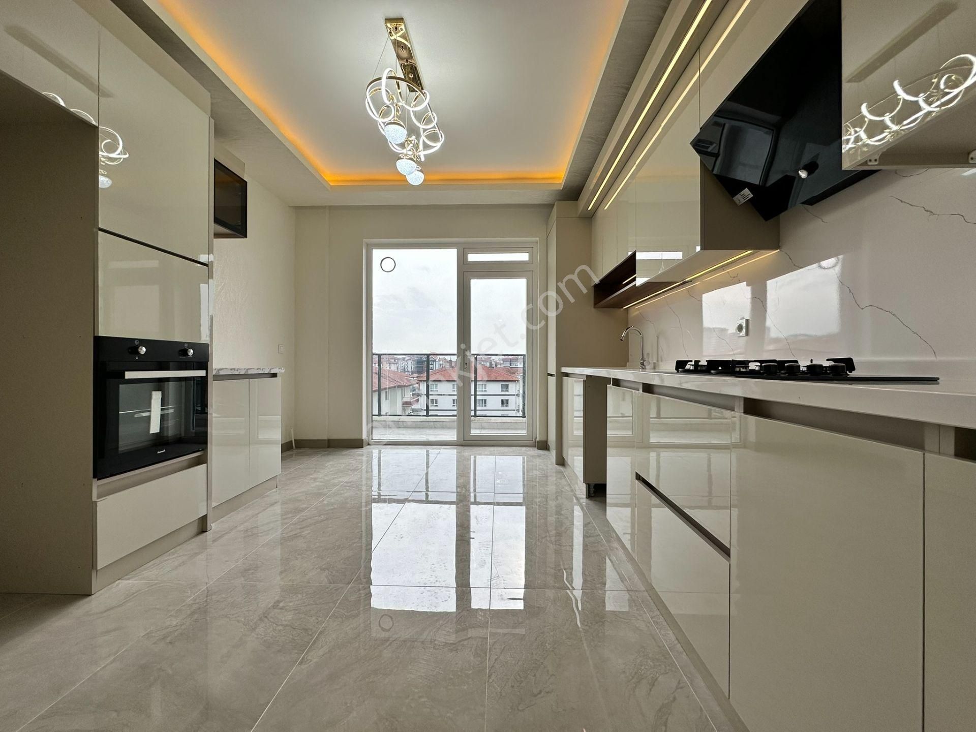 Pursaklar Mehmet Zengin Emlak'tan Otoparklı Asansörlü Çift Banyolu 2.kat 4+1 Lüks Daire - Görsel 3