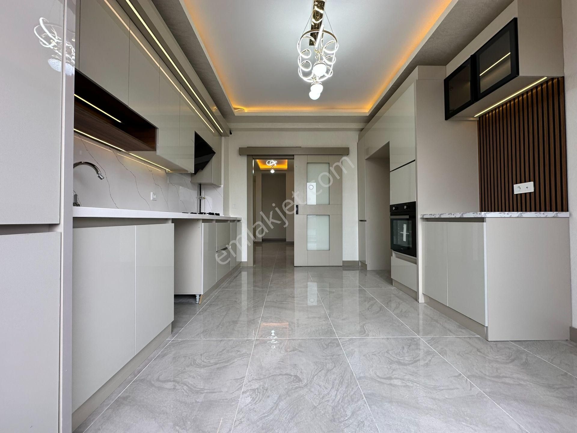 Pursaklar Mehmet Zengin Emlak'tan Otoparklı Asansörlü Çift Banyolu 2.kat 4+1 Lüks Daire - Görsel 5