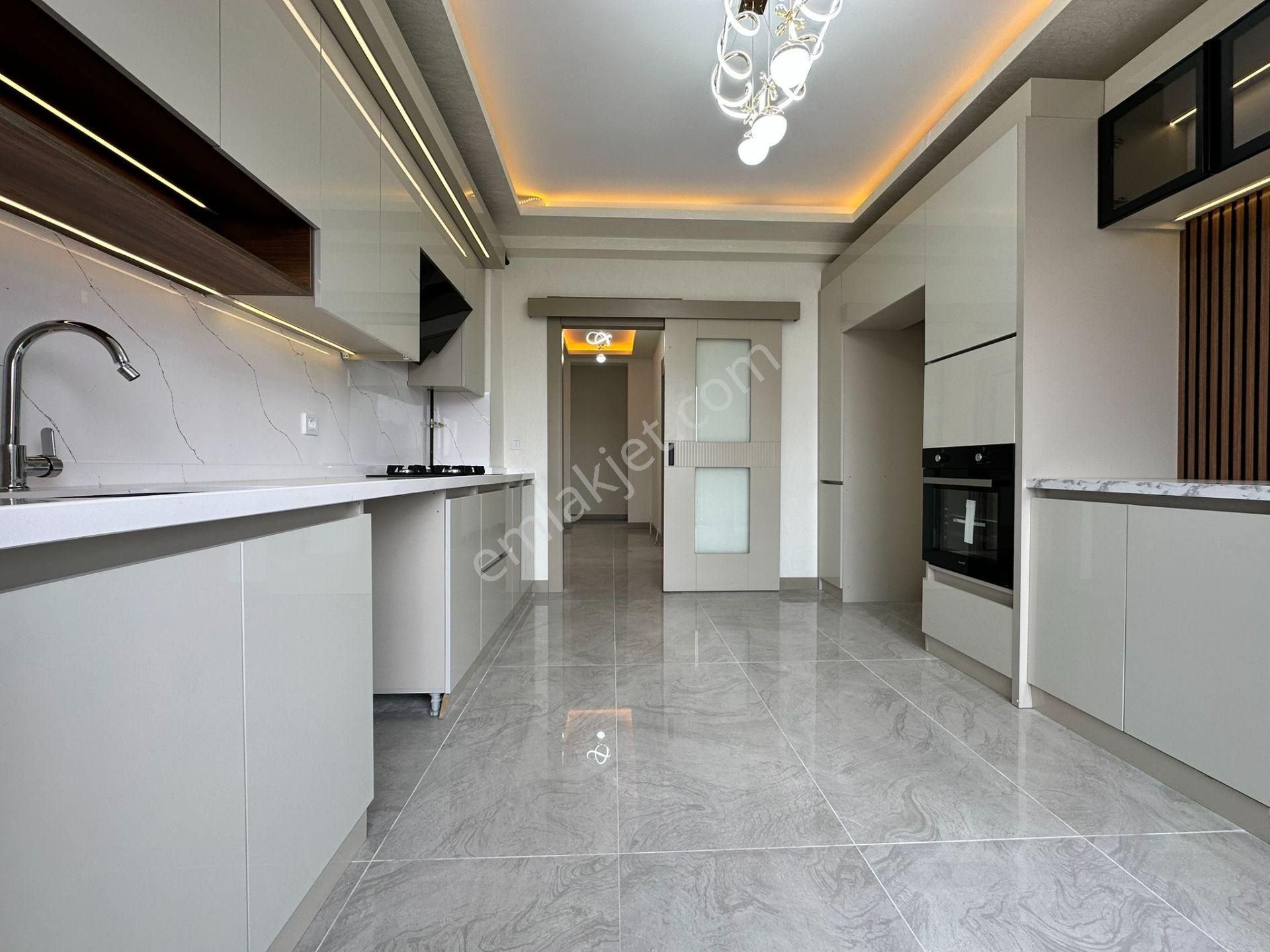 Pursaklar Mehmet Zengin Emlak'tan Otoparklı Asansörlü Çift Banyolu 2.kat 4+1 Lüks Daire - Görsel 10