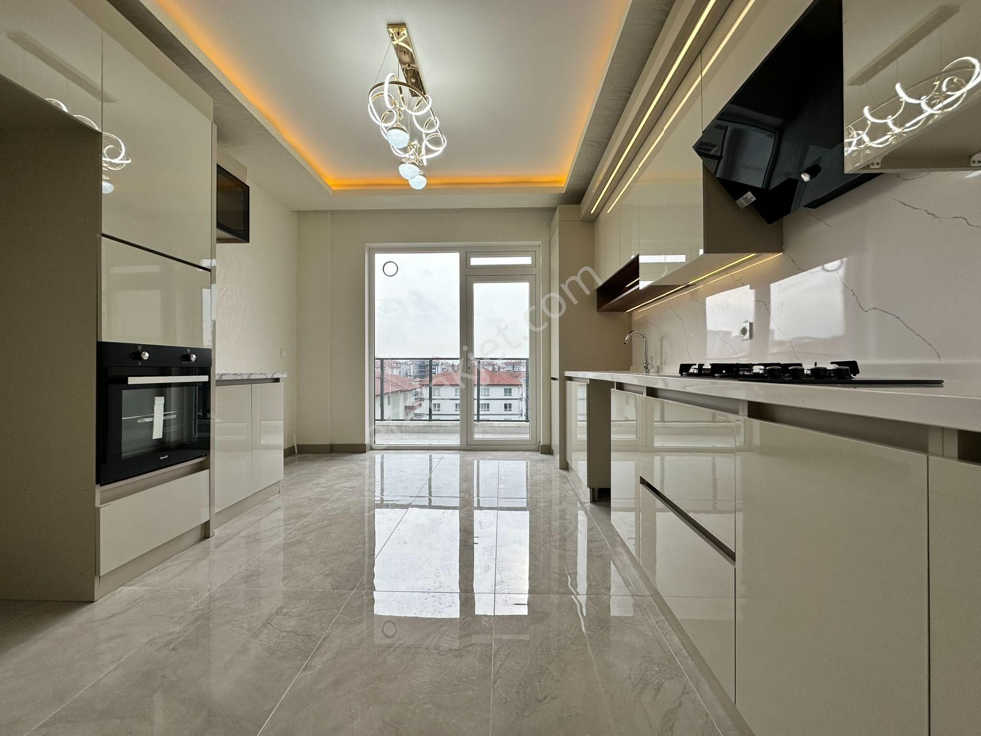 Pursaklar Mehmet Zengin Emlak'tan Otoparklı Asansörlü Çift Banyolu 2.kat 4+1 Lüks Daire - Görsel 4