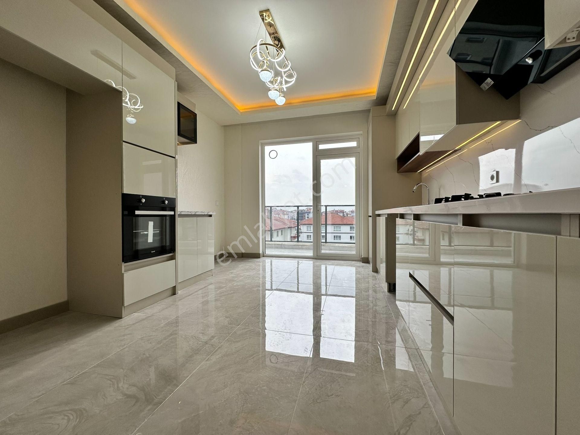 Pursaklar Mehmet Zengin Emlak'tan Otoparklı Asansörlü Çift Banyolu 2.kat 4+1 Lüks Daire - Görsel 2