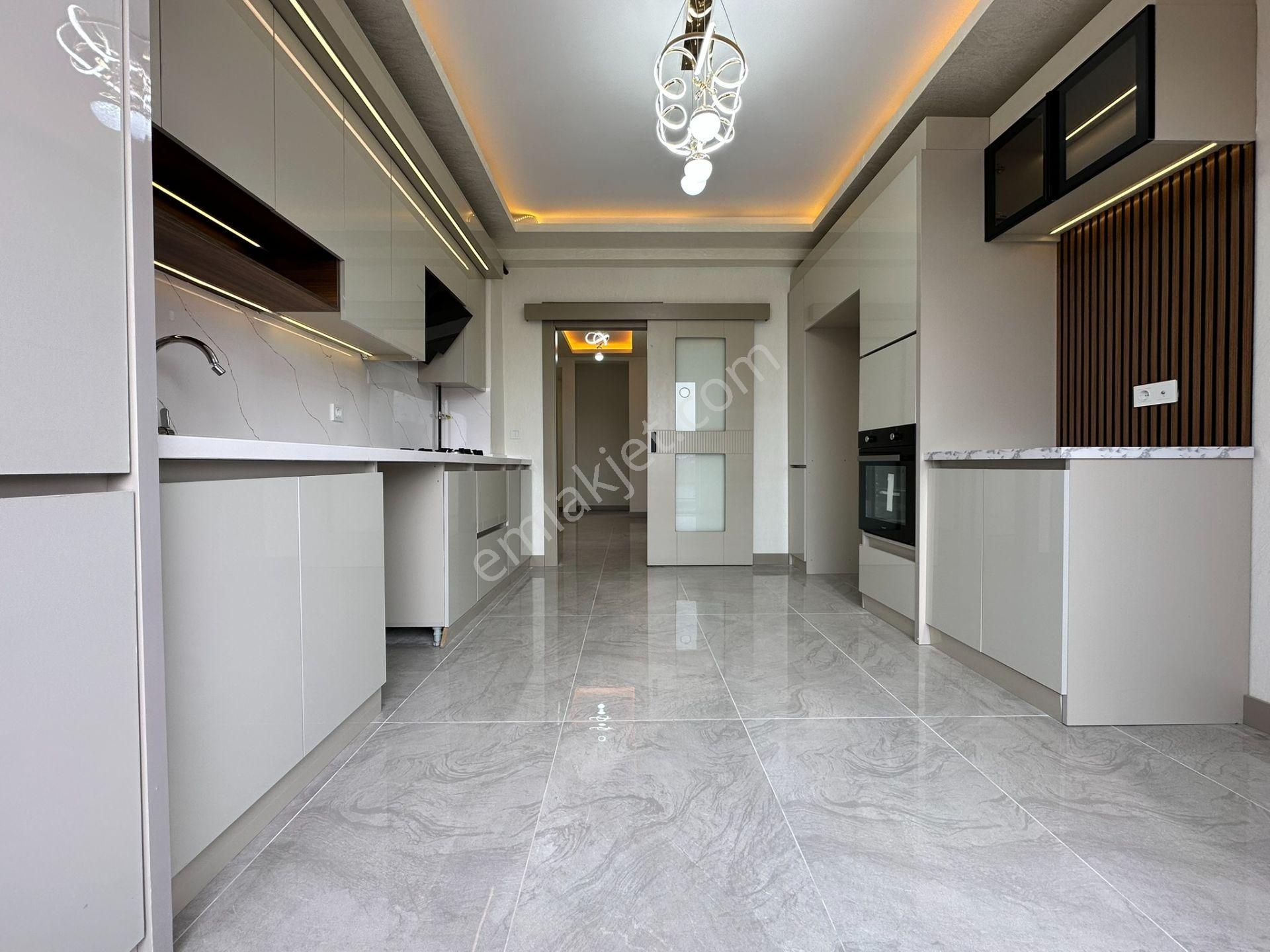 Pursaklar Mehmet Zengin Emlak'tan Otoparklı Asansörlü Çift Banyolu 2.kat 4+1 Lüks Daire - Görsel 11