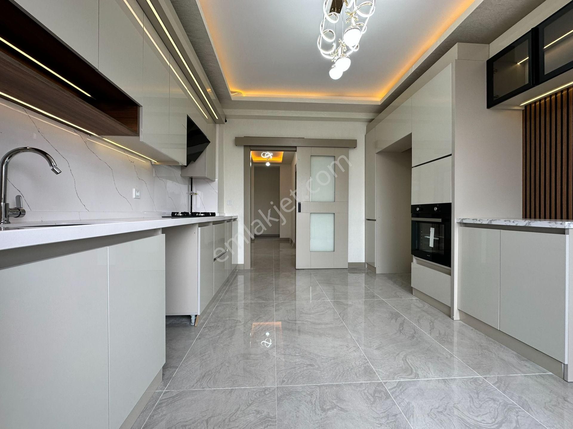 Pursaklar Mehmet Zengin Emlak'tan Otoparklı Asansörlü Çift Banyolu 2.kat 4+1 Lüks Daire - Görsel 6