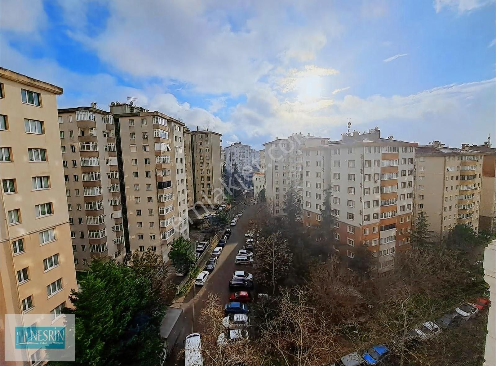 Nesrin Emlak'tan Acil Güvenlikli Kapalı Otoparklı Sitede Ara Kat