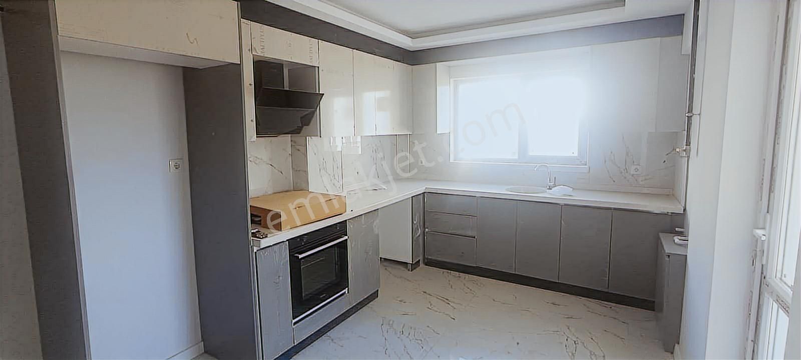 Vural Baylan Bulvar Yakını Ara Katta 135 M'2 4+1 Yeni Bina